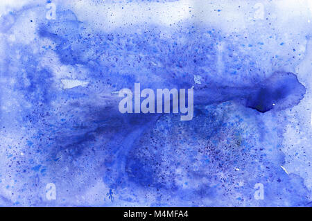 Aquarell Hintergrund mit Farbe Blau tropft. Abstrakte aquarell Kulisse. Technik auf raw. Nasse Textur. Die Wirkung von Regen auf das Glas oder die düsteren r Stockfoto