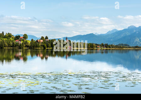 Grünes Wasser Weissensee in Alpen Stockfoto