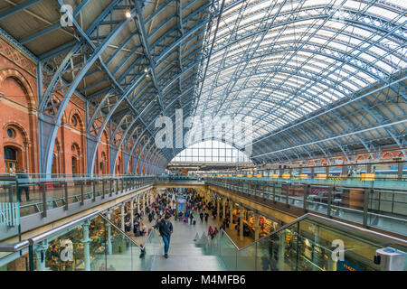 LONDON, 11. Februar 2018: Der Innenraum der St Pancras International Station entfernt. Es ist die Endstation für Eurostar continental Services von Lond Stockfoto