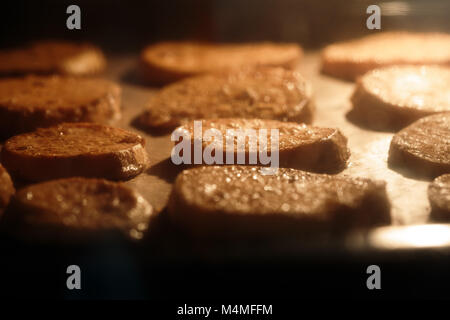 Süßkartoffel chips Kochen im Ofen Fach Stockfoto