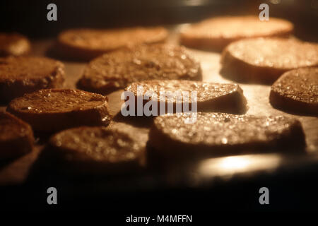 Süßkartoffel chips Kochen im Ofen Fach Stockfoto