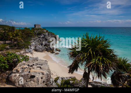 Majestätische Ruinen in Tulum. Tulum ist ein Ferienort auf Mexicos karibischen Küste. Aus dem 13. Jahrhundert, ummauerten Maya archäologische Stätte Tulum National Park o Stockfoto