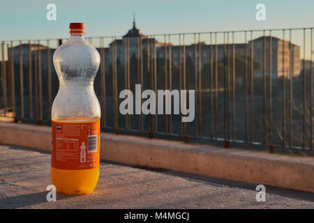 Castilla La Mancha, Toledo, Spanien. Dezember 23 2.017: Orange Fanta Flasche mit der Infanterie akademie von Toledo im Hintergrund Stockfoto