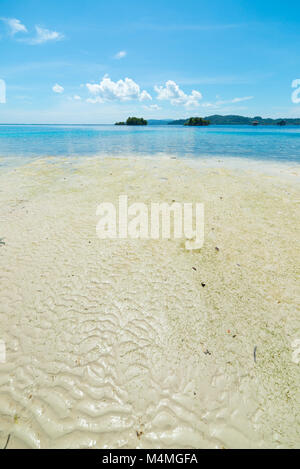 Tropischen Strand mit türkisblauem Wasser und grünen Dschungel in der entfernten Togean (oder) Togian Inseln, Sulawesi, Indonesien. Inselchen und Fischer Stockfoto