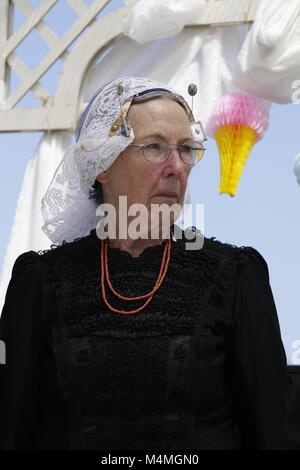 Original regional Kleid von der ehemaligen Insel Wieringen in Nordholland. Die Frauen meist trug eine Kappe aus Spitze mit Eisen, Silber oder goldene Pins Stockfoto