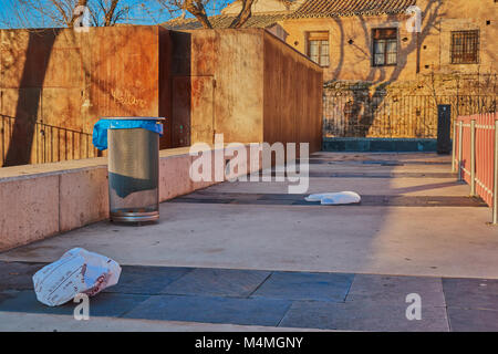 Bleibt der Müll und Abfall von Plastiktüten und Müll können bei Sonnenaufgang in einem Park in Toledo, Spanien Stockfoto