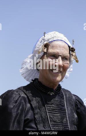 Original regional Kleid von der ehemaligen Insel Wieringen in Nordholland. Die Frauen meist trug eine Kappe aus Spitze mit Eisen, Silber oder goldene Pins Stockfoto