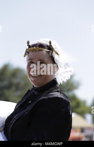 Original regional Kleid von der ehemaligen Insel Wieringen in Nordholland. Die Frauen meist trug eine Kappe aus Spitze mit Eisen, Silber oder goldene Pins Stockfoto