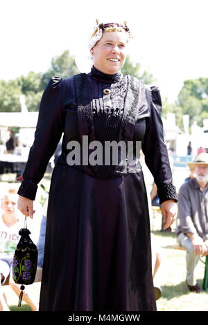 Original regional Kleid von der ehemaligen Insel Wieringen in Nordholland. Die Frauen meist trug eine Kappe aus Spitze mit Eisen, Silber oder goldene Pins Stockfoto