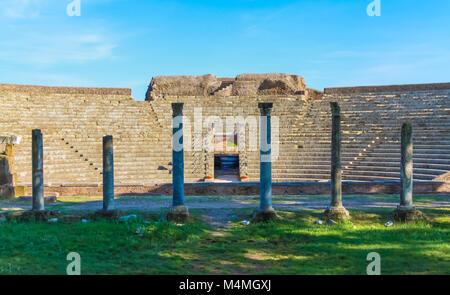 Ruinen von Ostia Antica: Blick auf das Amphitheater. Stockfoto