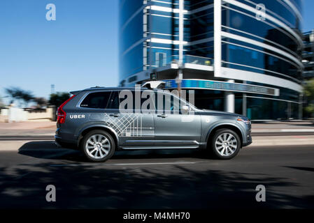 Ein Uber Selbstfahrer autonomes Fahrzeug zu fahren gesehen in Tempe, Arizona am 3. Februar 2018. Stockfoto