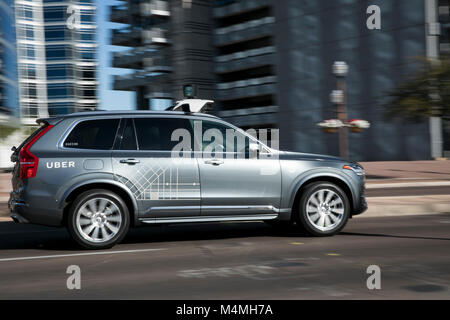 Ein Uber Selbstfahrer autonomes Fahrzeug zu fahren gesehen in Tempe, Arizona am 3. Februar 2018. Stockfoto