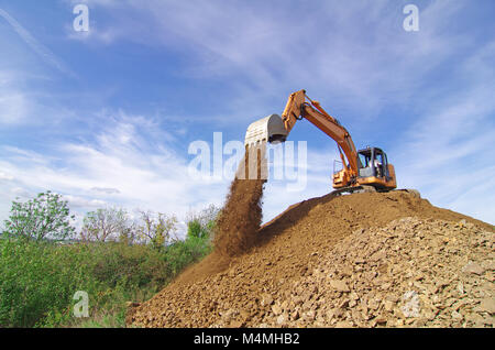 Bagger in Aktion während der Erde verschieben funktioniert Stockfoto