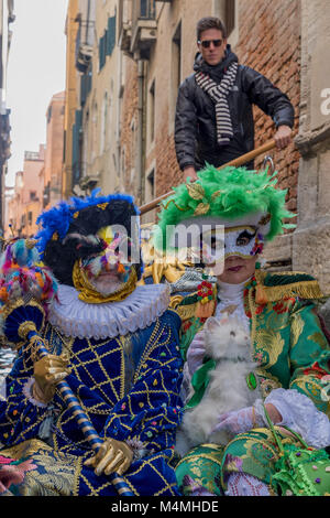 Venedig, Italien - 10. Februar: Menschen tragen Karneval Kostüme Segel einen Kanal auf einer Gondel, die am 10. Februar, in Venedig, Italien 2018. Stockfoto