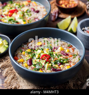 Pflanzliche quinoa Suppe, Eintopf mit Avocado, Mais, Bohnen. Südamerikanische traditionelles Gericht Stockfoto