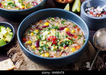 Pflanzliche quinoa Suppe, Eintopf mit Avocado, Mais, Bohnen. Südamerikanische traditionelles Gericht Stockfoto