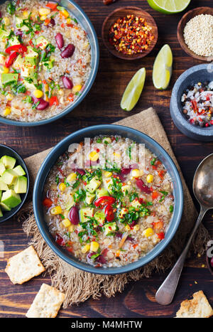 Pflanzliche quinoa Suppe, Eintopf mit Avocado, Mais, Bohnen. Südamerikanische traditionelles Gericht. Ansicht von oben Stockfoto