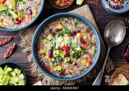 Pflanzliche quinoa Suppe, Eintopf mit Avocado, Mais, Bohnen. Südamerikanische traditionelles Gericht. Ansicht von oben Stockfoto