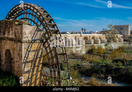 Die römische Brücke und die mittelalterliche Mühle am Ufer des Flusses Guadaquivir in Cordoba, Andalusien, Spanien. Stockfoto