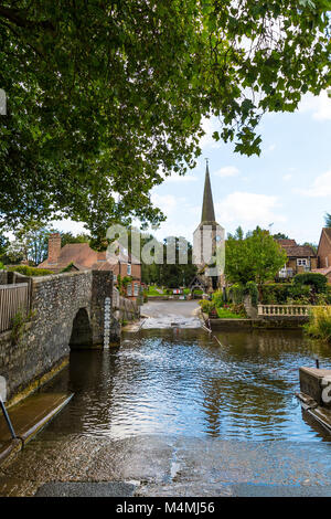 Alte Furt und die Brücke über den Fluss Darent, Eynsford, Kent, mit der Kirche des Hl. Martin von Tours im Hintergrund Stockfoto