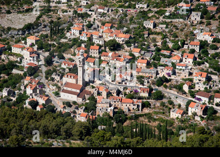 Kirche des Hl. Johannes und Paulus mit berühmten Glockenturm, ein Werk des Bildhauers Ivan Rendic in Lozisca auf der Insel Brac in Kroatien Stockfoto