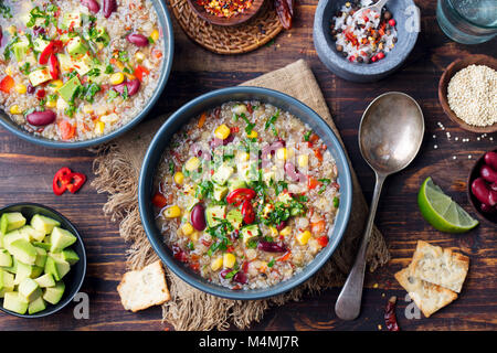 Pflanzliche quinoa Suppe, Eintopf mit Avocado, Mais, Bohnen. Südamerikanische traditionelles Gericht. Ansicht von oben Stockfoto