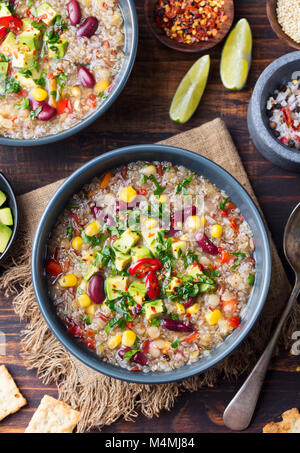 Pflanzliche quinoa Suppe, Eintopf mit Avocado, Mais, Bohnen. Südamerikanische traditionelles Gericht. Ansicht von oben Stockfoto