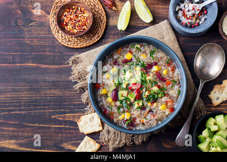 Pflanzliche quinoa Suppe, Eintopf mit Avocado, Mais, Bohnen. Südamerikanische traditionelles Gericht. Ansicht von oben Stockfoto