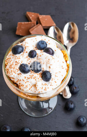 Tiramisu Dessert in ein Glas mit mascarponecreme und Blaubeeren Stockfoto