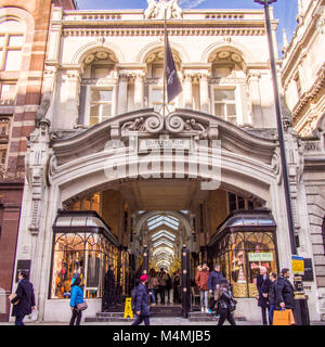 Burlington Arcade, eine überdachte Einkaufspassage am Piccadilly in Mayfair, London, England. Stockfoto