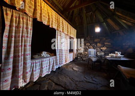 Original Schlafzimmer Innenraum mit original Box-Betten Der blackhouse, 24 Arnol, Bragar, Isle of Lewis in Schottland. Stockfoto