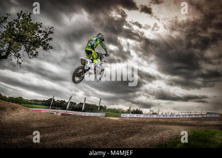 MOTOCROSS-RENNEN IN ITALIEN MIT VIEL STAUB UND SHOW Stockfoto