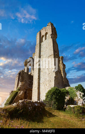 Mittelalterliche Corfe Castle dicht bis Sonnenaufgang, 1086 von Wilhelm dem Eroberer, Dorset England gebaut Stockfoto