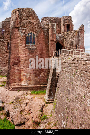 Außenwände und Trockengraben von Goodrich Castle eine Norman mittelalterliche Burgruine in Herefordshire Stockfoto