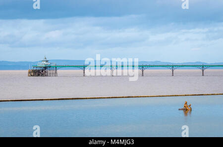 Gezeiten Meer See täglich von Hardy Schwimmer mit der Meerjungfrau Skulptur und Blick auf den Pier in Clevedon in North East Somerset UK verwendet Stockfoto