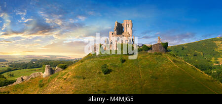 Panorama der mittelalterlichen Corfe Castle dicht bis Sonnenaufgang, 1086 von Wilhelm dem Eroberer, Dorset England gebaut Stockfoto