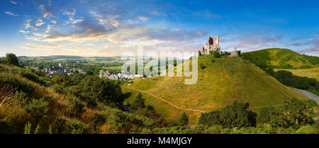 Mittelalterliche Corfe Castle halten & Zinnen bei Sonnenaufgang, von Wilhelm dem Eroberer, Dorset England 1086 gebaut Stockfoto