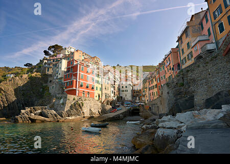 Fischerdorf und den Hafen von Riomaggiore bei Sonnenaufgang, der Nationalpark der Cinque Terre, Ligurien, Italien Stockfoto