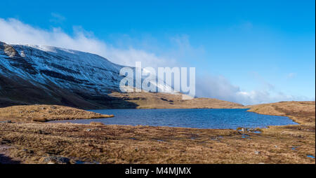 Llyn y Ventilator Fawr und Ventilator Foel in die Brecon Beacons National Park in South Wales im Winter schnee Stockfoto