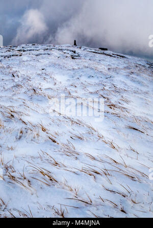 Winter Blick auf Ventilator Brycheiniog oben Llyn y Ventilator Fawr in den Brecon Beacons National Park in South Wales UK Stockfoto