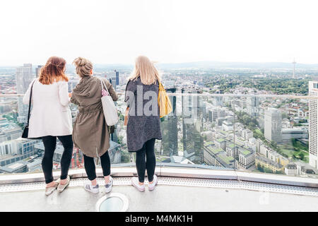 Touristische Mädchen genießen den schönen Blick auf die Skyline auf einer sonnigen Samstag Nachmittag von der Oberseite des Main Tower, Frankfurt am Main/Deutschland - 20. Mai 2017 Stockfoto