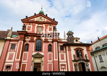 Prag, Tschechische Republik: St. George's Basilika, wurde ursprünglich im Jahre 1185 geweiht, Teil der Prager Burg. Stockfoto