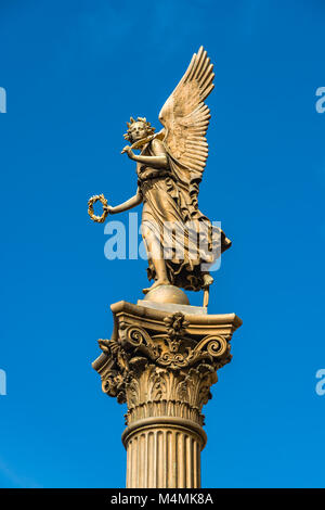 Prag, Tschechische Repoublic: Statue eines Engels vor dem Rudolfinum Concert Hall. Stockfoto