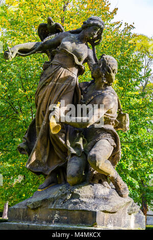 Prag, Tschechische Republik: Statue von Ctirad und Sarka (Zeichen vom frühen tschechischen Mythologie) von Josef Myslbek (1897) im Park von Vyšehrad entfernt. Stockfoto
