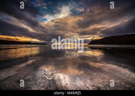 Sonnenuntergang über Canna von Glen spröde Strand Stockfoto