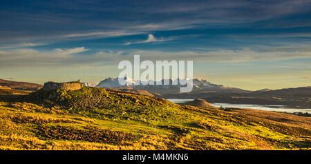 Dun Beag Broch mit den Cuillin ridgein den Hintergrund. Stockfoto