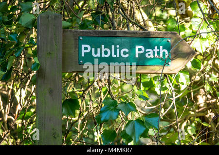 In der Nähe von sonnigen hölzernen Wegweiser, öffentlichen Fußweg, bewachsen mit Efeu, Longniddry, East Lothian, Schottland, Großbritannien Stockfoto