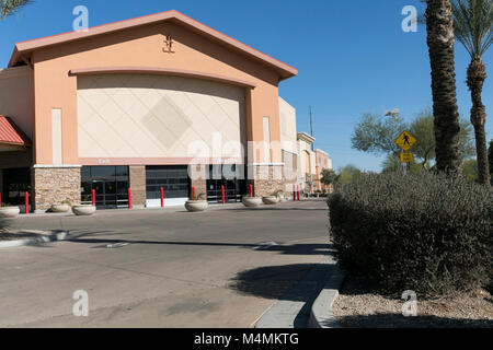 Die Umrisse einer logo Zeichen außerhalb eines vor kurzem geschlossen Sam's Club warehouse Club store in Chandler, Arizona, am 3. Februar 2018. Stockfoto