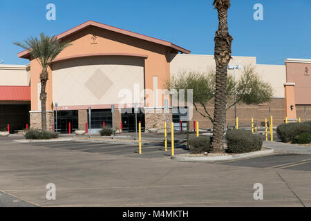 Die Umrisse einer logo Zeichen außerhalb eines vor kurzem geschlossen Sam's Club warehouse Club store in Chandler, Arizona, am 3. Februar 2018. Stockfoto