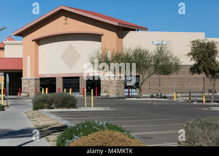 Die Umrisse einer logo Zeichen außerhalb eines vor kurzem geschlossen Sam's Club warehouse Club store in Chandler, Arizona, am 3. Februar 2018. Stockfoto
